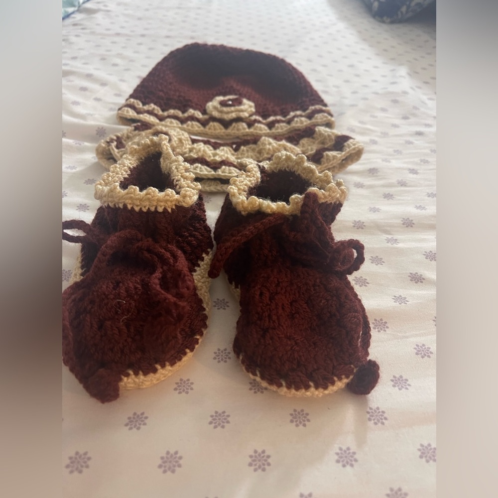 Baby girl hand made woolen hat shoes and band